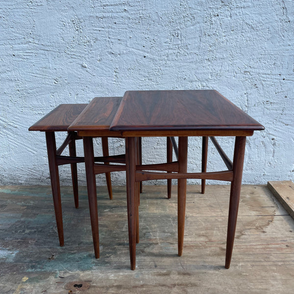 Nesting Tables von Arne Hovmand Olsen