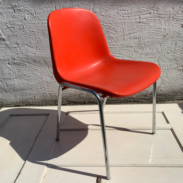 70er Jahre Stapelstuhl orange rot
