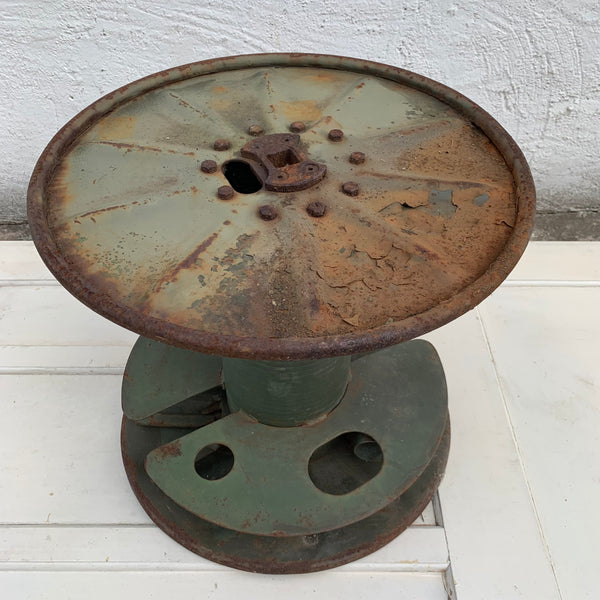Alte Kabeltrommel aus Metall