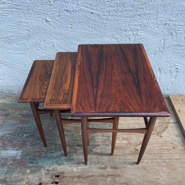 Nesting Tables von Arne Hovmand Olsen