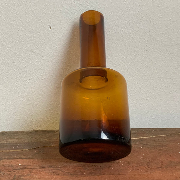 Kleine bernsteinfarbene Glasvase skandinavisches Design