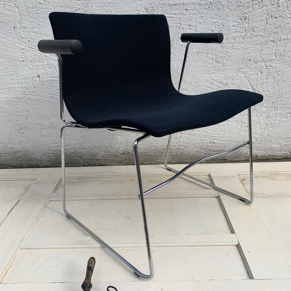 Knoll International Lobby Chair Stoff / Schwarz mit Armlehnen