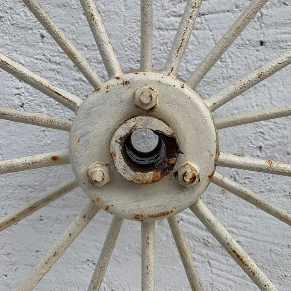 Antikes Wagenrad aus Eisen