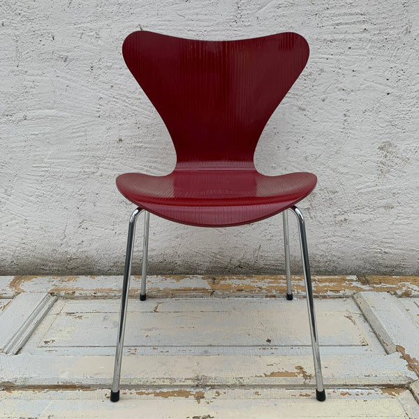 Arne Jacobsen 3107 Stuhl dunkelrot