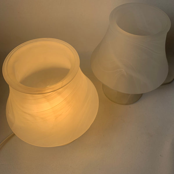 Ein paar Design Pilzlampen in Marmor Optik