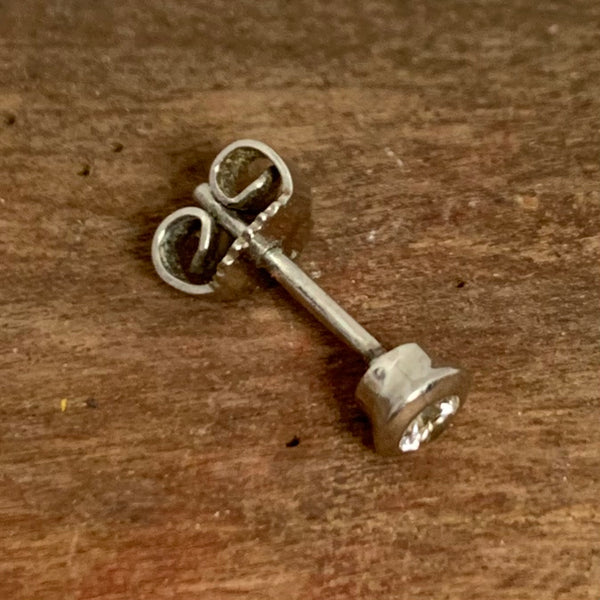 Edler Ohrstecker aus Platin mit Diamant