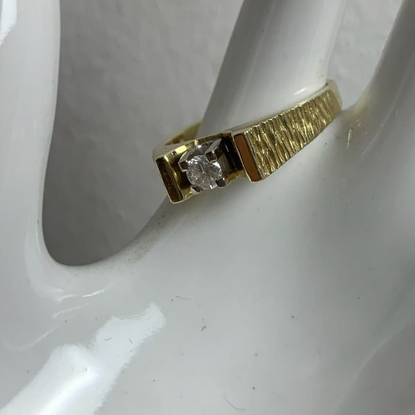 Goldring 585er mit gefassten Diamant