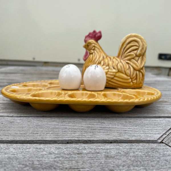 Eierplatte mit Huhn und Salz Pfefferstreuer