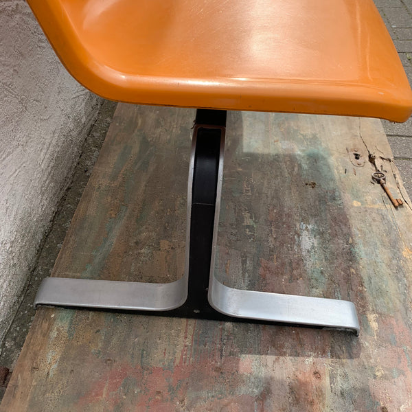 Fiberglas Wartebank von Georg Leowald für Wilkhahn 1960