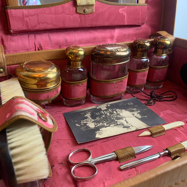 Antiker Leder Kosmetik Koffer mit Inhalt