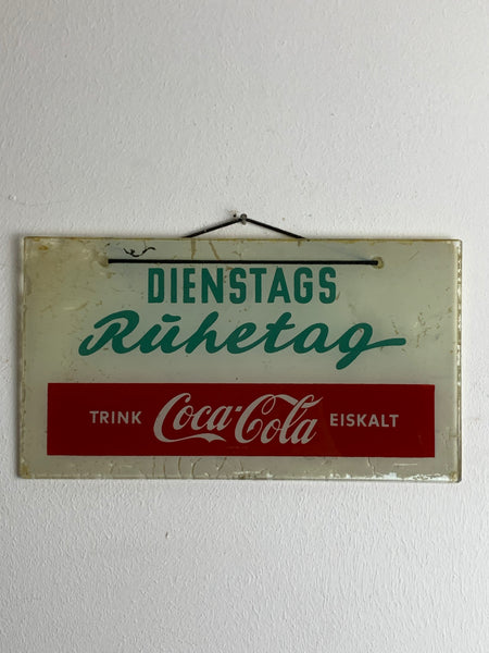 Vintage Werbeschild aus Glas Coca Cola Dienstags Ruhetag