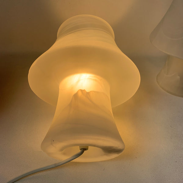 Ein paar Design Pilzlampen in Marmor Optik