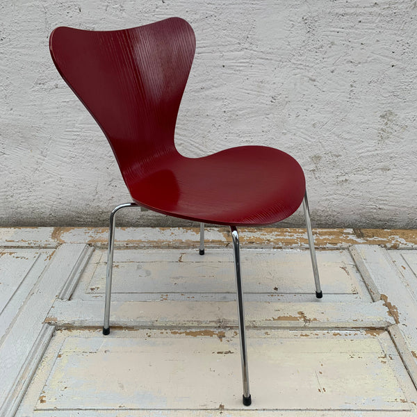 Arne Jacobsen 3107 Stuhl dunkelrot