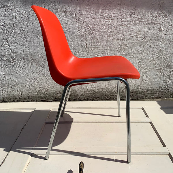 70er Jahre Stapelstuhl orange rot