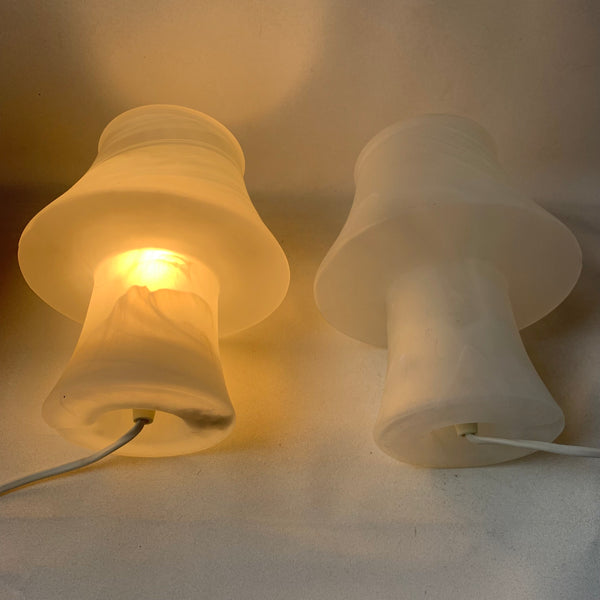 Ein paar Design Pilzlampen in Marmor Optik