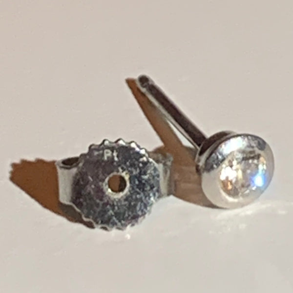 Edler Ohrstecker aus Platin mit Diamant