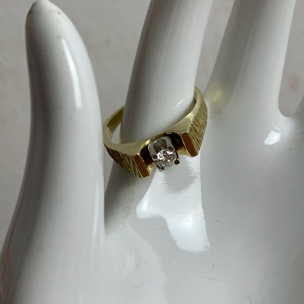 Goldring 585er mit gefassten Diamant