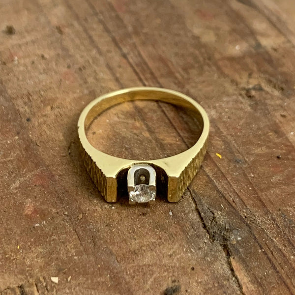 Goldring 585er mit gefassten Diamant