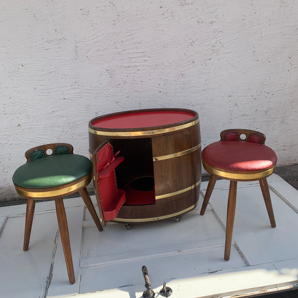 Originelle Fass Bar mit Hockern