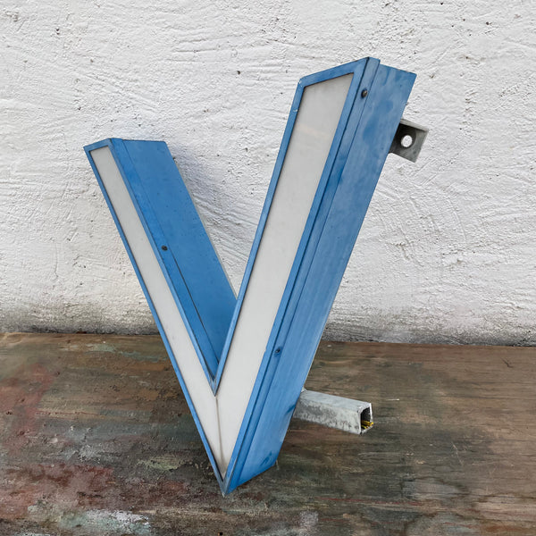Vintage Leuchtbuchstabe V
