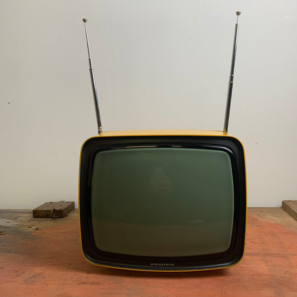 Vintage Fernseher Grundig  in gelborange