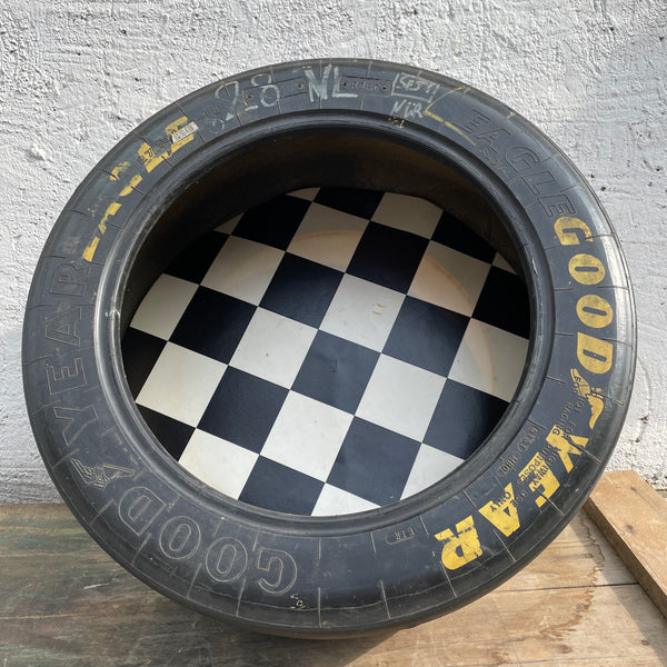 Deko Tisch aus Formel 1 Rennwagen Reifen