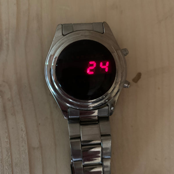 Madison LED Quarz Uhr rote Zahlen