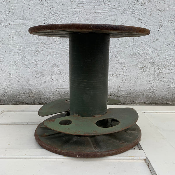 Alte Kabeltrommel aus Metall