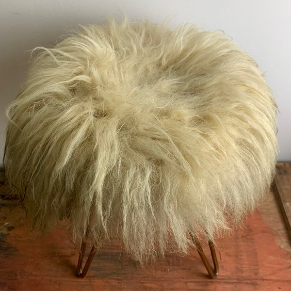 Mid Century Dreibein Fellhocker