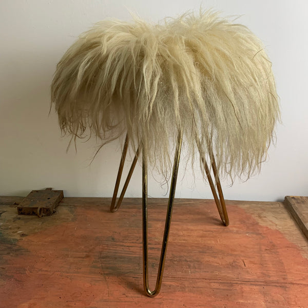 Mid Century Dreibein Fellhocker