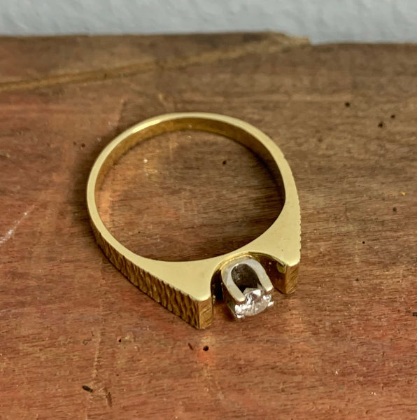 Goldring 585er mit gefassten Diamant