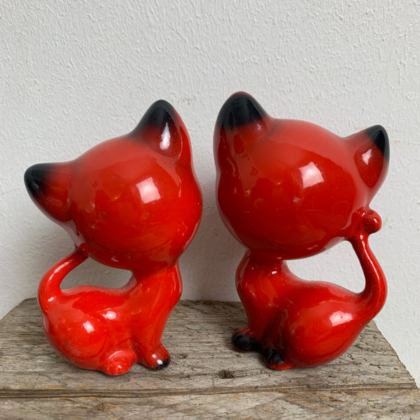 Vintage rote Keramik Katzen