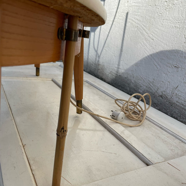 Nierentisch mit Blumenkästen und Lampen