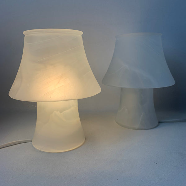 Ein paar Design Pilzlampen in Marmor Optik