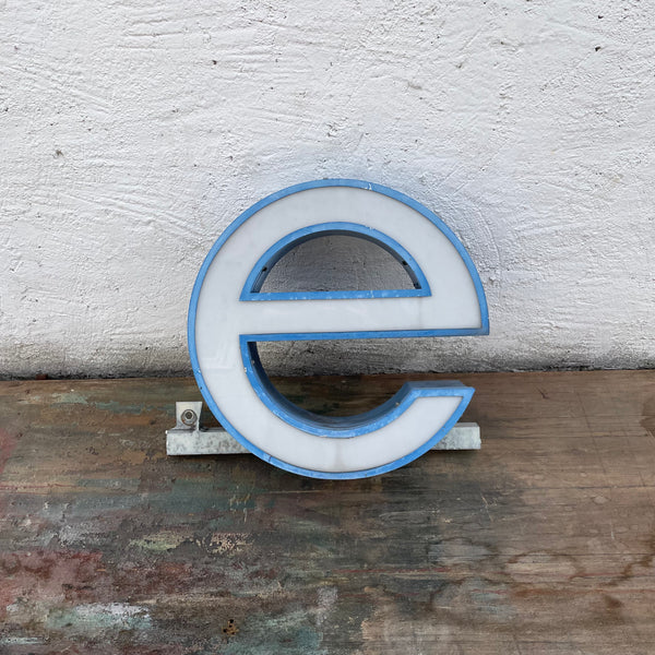 Vintage Leuchtbuchstabe e