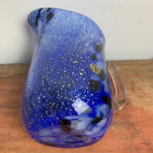 Mundgeblasener blauer Glaskrug