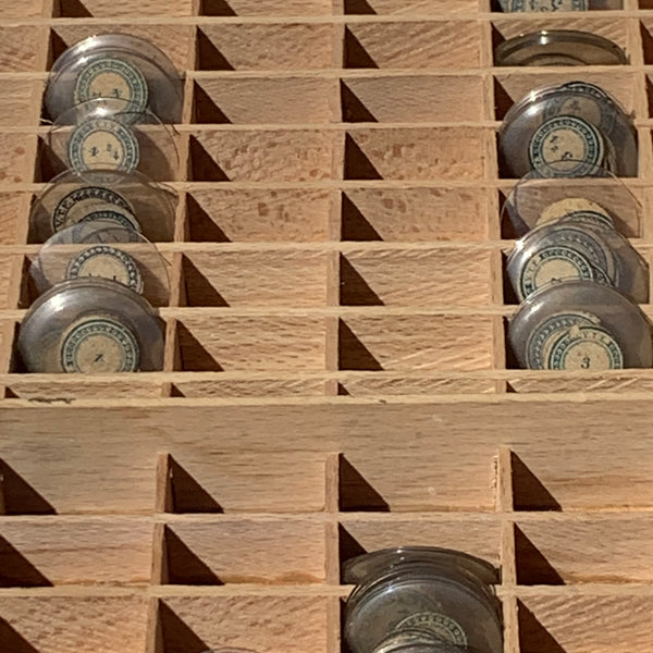 Uhrmacher Ersatzgläser im Schubladenschrank