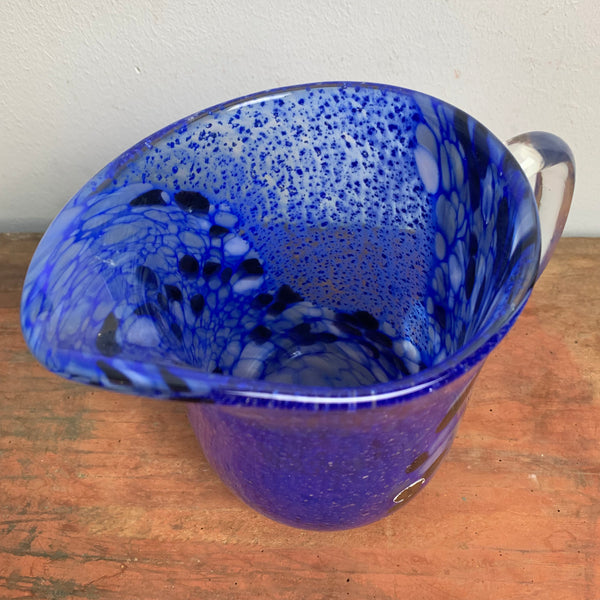 Mundgeblasener blauer Glaskrug