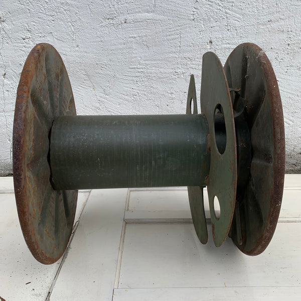 Alte Kabeltrommel aus Metall