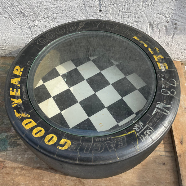 Deko Tisch aus Formel 1 Rennwagen Reifen