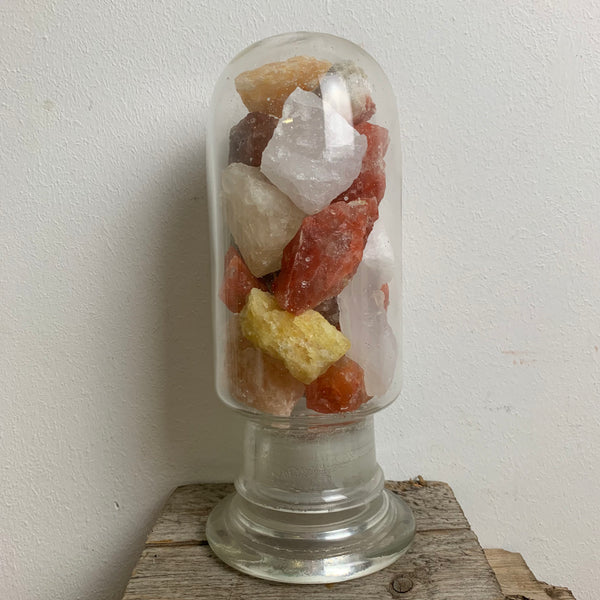 Antikes Schauglas mit Kali Salzgesteinen