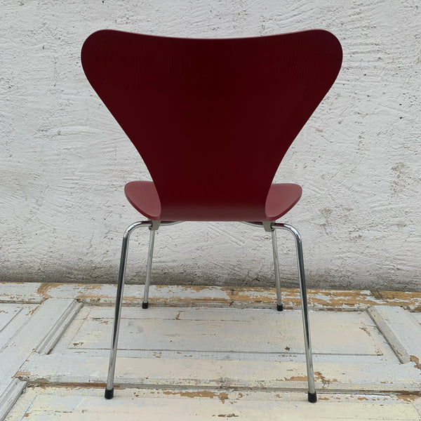 Arne Jacobsen 3107 Stuhl dunkelrot