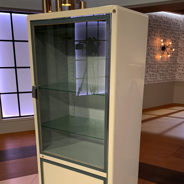 Arzt Vitrine Schrank der Firma ADMI